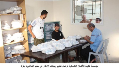 مؤسسة خليفة للأعمال الانسانية تواصل تقديم وجبات الإفطار في مخيم الشاطىء بغزة