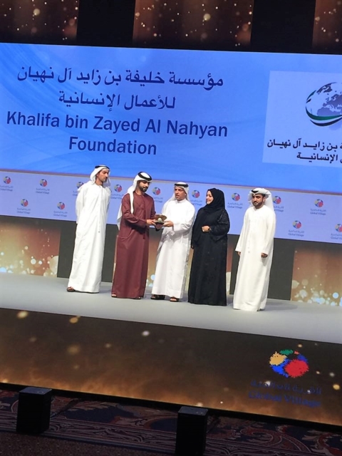 سمو الشيخ منصور بن محمد بن راشد آل مكتوم يكرم مؤسسة خليفة الإنسانية