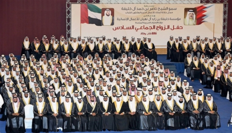 مؤسسة خليفة الانسانية تزف 888 شابا وفتاة في حفل زواح جماعي بالبحرين