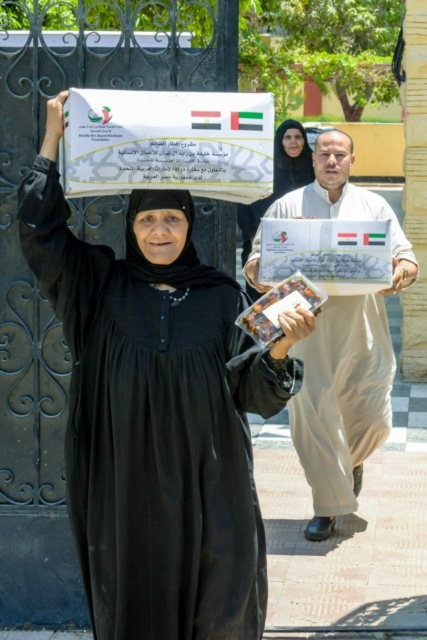 مؤسسة خليفة الإنسانية توزع نحو 8 أطنان من التمور بالقاهرة