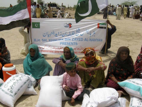 مؤسسة خليفة للأعمال الإنسانية توزع مساعداتها الغذائية على الأسر الفقيرة في باكستان