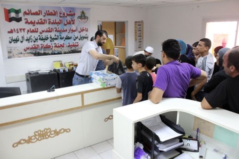 خليفة الانسانية تقدم آلاف الوجبات الرمضانية في ساحات المسجد الأقصى