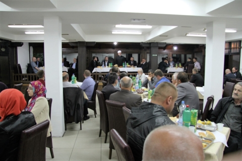 مؤسسة خليفة الإنسانية توزع المير الرمضاني بالمركز البرتغالي للاجئين وتنظم إفطار صائم في تركيا