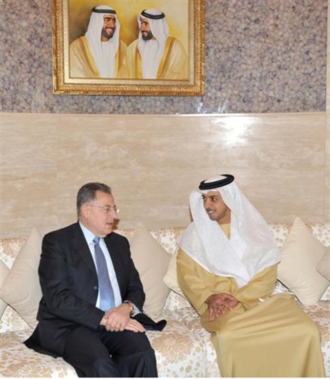 منصور بن زايد يستقبل السنيورة