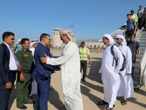 وفد مؤسسة خليفة الإنسانية يلتقي محافظ سقطرى ويتفقد مشاريع تنفذها المؤسسة بالأرخبيل