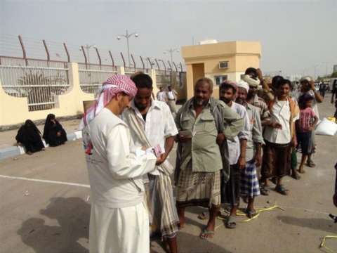 مؤسسة خليفة الإنسانية تقدم مساعداتها لنازحي زنجبار اليمنية