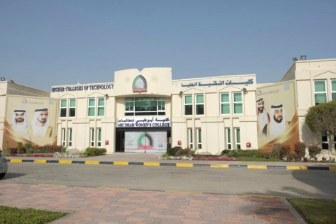 مؤسسة خليفة الإنسانية توزع أجهزة كمبيوتر على 1230 طالباً