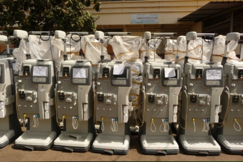 مؤسسة خليفة الإنسانية تسلم المساعدات الطبية الى غينيا