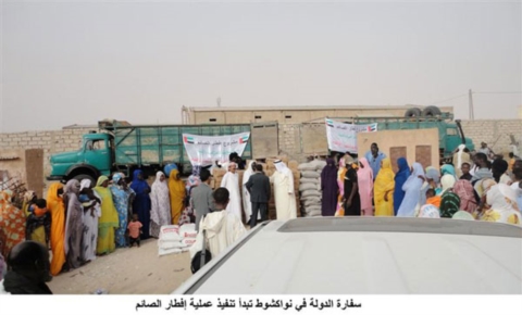 بدعم من مؤسسة خليفة للأعمال الإنسانية توزيع المير الرمضاني وتنفيذ إفطار صائم في 8 دول