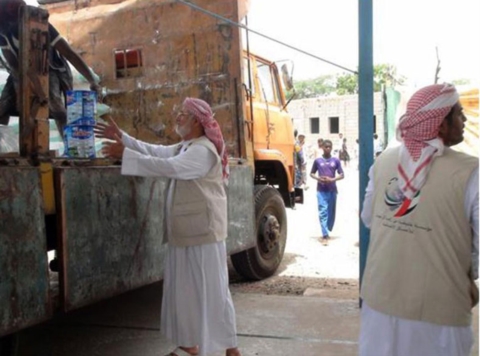مؤسسة خليفة الإنسانية تواصل توزيع الطرود الغذائية على نازحي أبين اليمنية