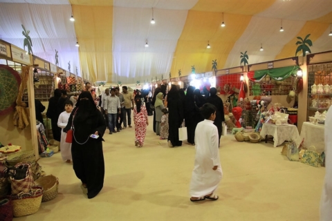 مؤسسة خليفة الإنسانية تدعم 40 أسرة مواطنة في مهرجان ليوا للرطب