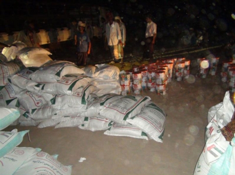 مؤسسة خليفة الانسانية توزع ألفين و360 طردا غذائياعلى نازحي أبين في عدن