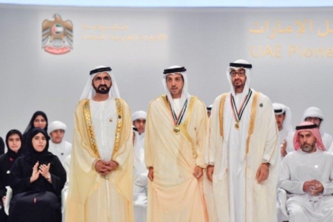 محمد بن راشد ومحمد بن زايد يكرِّمان منصور بن زايد رئيس مؤسسة خليفة الإنسانية في عام الخير