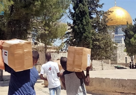 مؤسسة خليفة الانسانية توزع طرودا غذائية على الأسر الفلسطينية في القدس الشريف