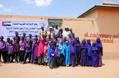 مؤسسة خليفة الإنسانية توزع مساعدات غذائية على طلبة مدرسة زايد للأيتام في مدينة برعو الصومالية