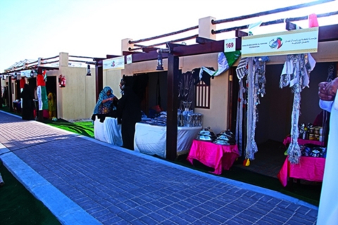 مؤسسة خليفة الانسانية تدعم 40 أسرة مواطنة في مهرجان الظفرة