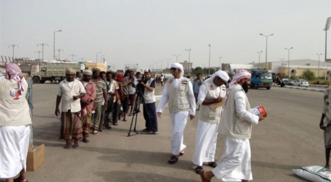 مؤسسة خليفة الإنسانية توزع 2500 طرد غذائي على النازحين في عدن