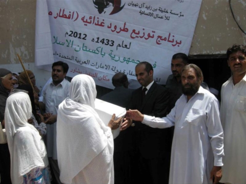 خليفة الإنسانية توزع طروداً غذائية على المحتاجين في بيشاور