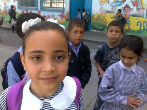 أجواء من البهجة والفرح سادت الاف الطلاب الفلسطينيين في مدرسة خليفة بن زايد في غزة