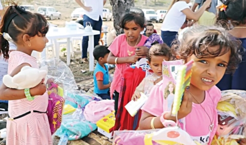 مؤسسة خليفة الإنسانية توزع هدايا العيد لأطفال سقطرى
