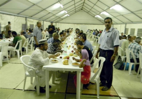 بتمويل من خليفة الإنسانية سفارتا الدولة في باريس وروما تنفذان مشروع إفطار الصائم