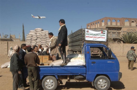 مؤسسة خليفة الإنسانية تواصل توزيع مساعداتها الغذائية على الأسر المحتاجة في اليمن