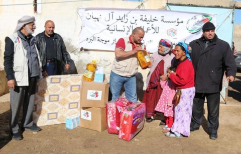 فريق مؤسسة خليفة للاعمال الانسانية يوزع المساعدات الشتوية على ألفي أسرة في ولاية القيروان التونسية