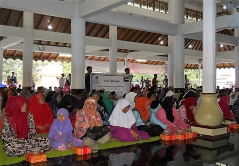 مؤسسة خليفة الإنسانية تنظم إفطارا جماعيا بمدينة بوجور الأندونيسية