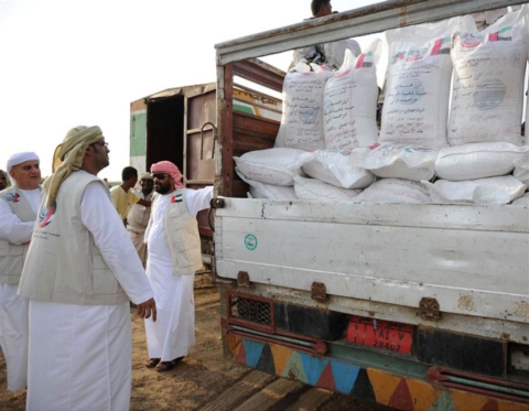 خليفة الإنسانية توزع مساعدات على أسر يمنية تعيش في الصحراء