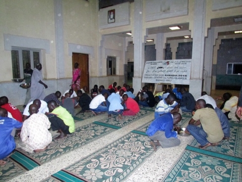 مؤسسة خليفة الإنسانية تنفذ المرحلة الثانية من البرنامج الرمضاني في مالي وأندونيسيا