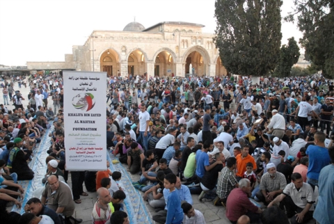 الموائد الرمضانية لمؤسسة خليفة الإنسانية تنتشر في ساحات الاقصى