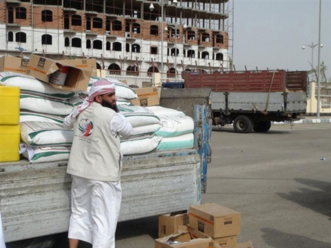 مؤسسة خليفة الانسانية تواصل توزيعها الطرود الغذائية في أبين اليمنية