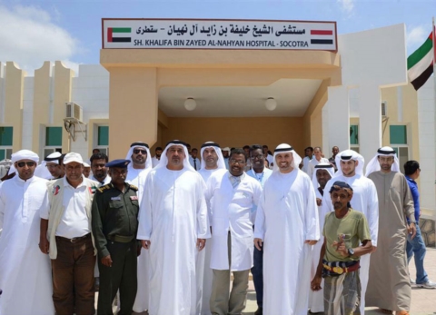 سلطان بن خليفة يتفقد مستشفى خليفة في سوقطرة اليمنية
