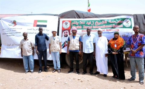 مؤسسة خليفة الإنسانية توزع سلال غذائية على طلاب مدرسة الشيخ زايد للأيتام في الصومال
