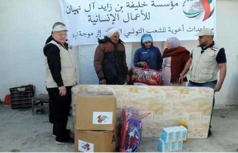 فريق مؤسسة خليفة للأعمال الإنسانية يوزع مساعدات على 200 أسرة تونسية محتاجة