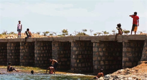 مؤسسة خليفة الإنسانية تعيد تأهيل جسر بسقطرى