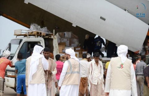 مؤسسة خليفة الانسانية توزع 30 طنا من المواد الاغاثية العاجلة على سكان سقطرى اليمنية