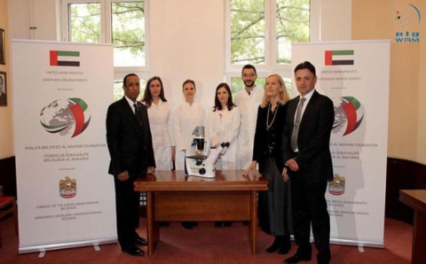 مؤسسة خليفة الإنسانية تقدم مجهراً طبياً لكلية طب الأسنان في بلغراد