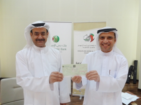 مؤسسة خليفة الإنسانية تمنح 500 طالب وطالبة في جامعة الإمارت أجهزة حاسب آلي