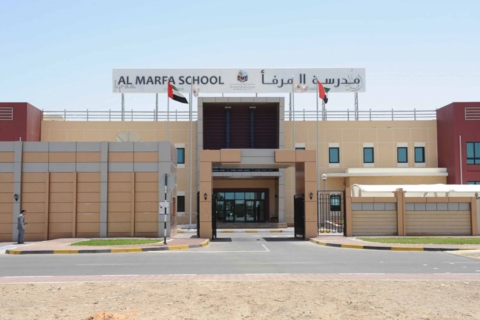 خليفة الإنسانية تدعم 180 ألف طالب وطالبة مواطنين ومقيمين في الدولة وتكرم 54 تربوياً بالمنطقة الغربية