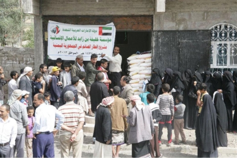 خليفة للأعمال الإنسانية توزع 300 سلة غذائية على المحتاجين في اليمن