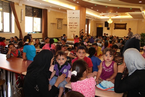 مؤسسة خليفة الإنسانية توزع كسوة العيد في فلسطين