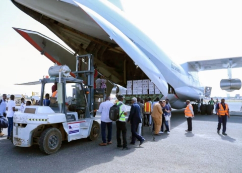 بتوجيهات رئيس الدولة ومتابعة منصور بن زايد .. مؤسسة خليفة الإنسانية ترسل مساعدات غذائية وطبية إلى السودان