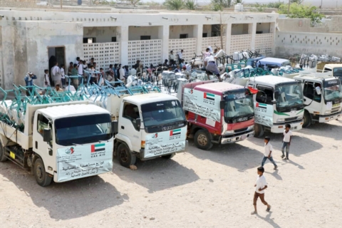 مؤسسة خليفة الإنسانية تقدم أدوات ومستلزمات مدرسية لطلبة مدارس قلنسية في سقطرى