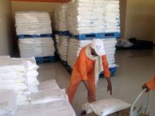 مؤسسة خليفة الإنسانية تواصل دعم الأرز والطحين للمواطنين