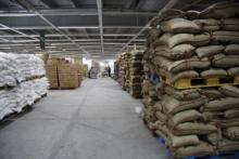 مؤسسة خليفة الإنسانية تنفذ مشروعاً لدعم أسعار الأرز في الدولة