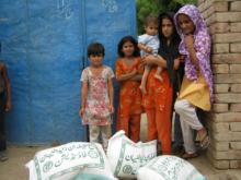 خليفة الإنسانية توزع المواد الإغاثية على متضرري فيضانات باكستان